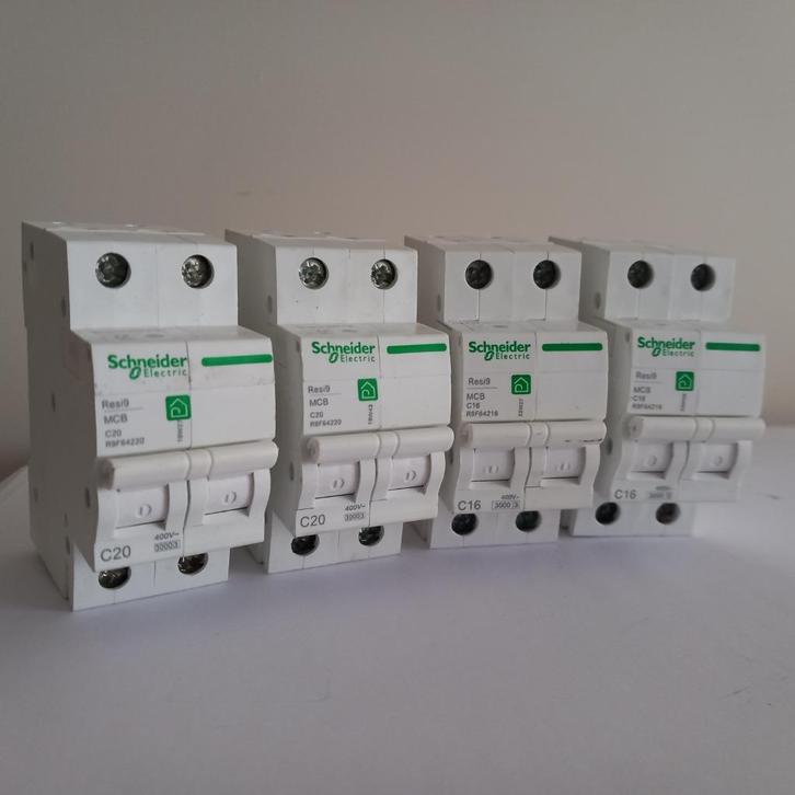 4 nieuwe Schneider Resi9 XE automaten, Elektronische apparatuur, Overige elektronische apparatuur, Ophalen of Verzenden