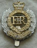 Cap Badge, Royal Engineers - Queens Crown, UK, 1970s.(Nr.1), Verzamelen, Ophalen of Verzenden, Landmacht, Helm of Baret