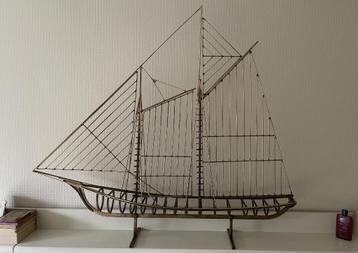 Vintage sculpturale zeilboot van Curtis Jere