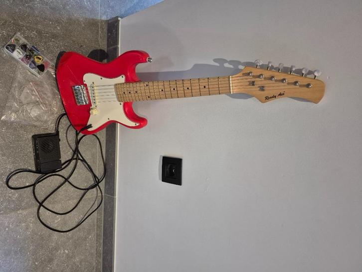 Electrische kindergitaar met versterker en toebehoren, Muziek en Instrumenten, Snaarinstrumenten | Gitaren | Akoestisch, Gebruikt