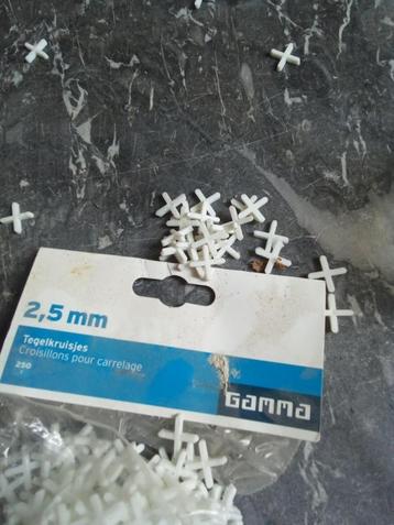 Geopende zak tegelkruisjes 2,5mm beschikbaar voor biedingen
