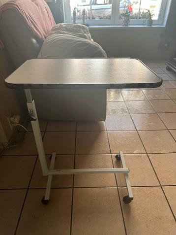 Verrijdbare bijzettafel / bedtafel beschikbaar voor biedingen