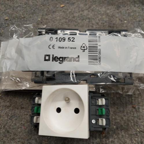 Legrand enkel stopcontact, Doe-het-zelf en Bouw, Elektriciteit en Kabels, Nieuw, Stopcontact, Ophalen of Verzenden