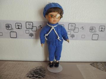 Poupée en bleu - vêtements tricotés beschikbaar voor biedingen