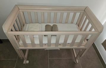 Co sleeper met matras, matrasbeschermers en hoeslakens  beschikbaar voor biedingen