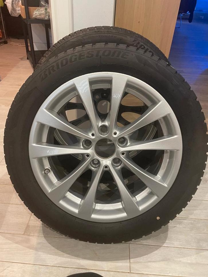 Roues BMW en alliage à rayons en V + pneus hivers, Auto-onderdelen, Banden en Velgen, Banden en Velgen, Winterbanden, 17 inch