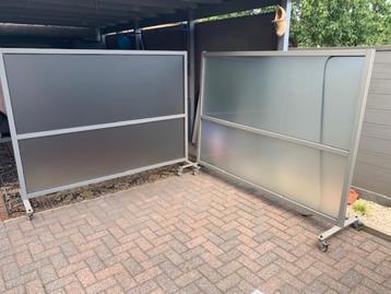 2 x verijdbare windschermen met melkglas afmetingen 210 op 1 beschikbaar voor biedingen