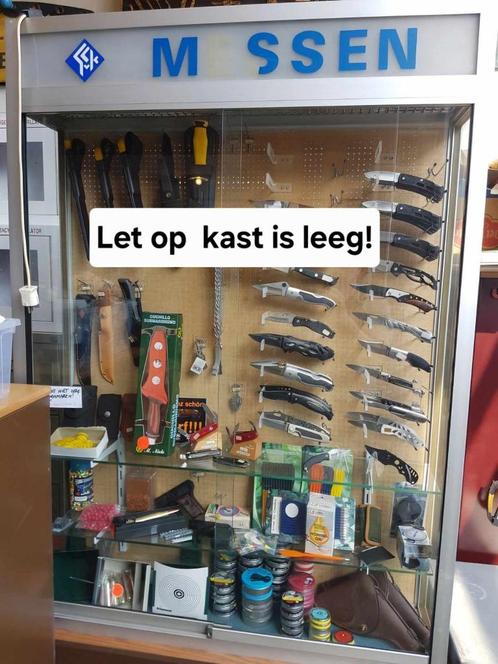 OPRUIMING! Professionele vitrinekast uit een dumpshop., Huis en Inrichting, Kasten | Vitrinekasten, Gebruikt, 100 tot 150 cm, 100 tot 150 cm