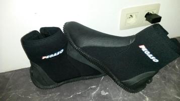 chaussons (neuve)néoprène anti-dérapante Pegaso., Enlèvement ou Envoi, Neuf, Autres types