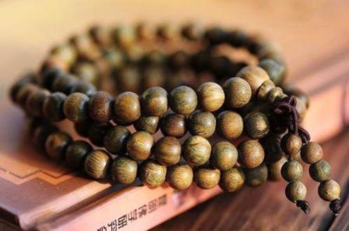 Gebedsketting van groen sandelhout, Handtassen en Accessoires, Kettingen, Nieuw, Overige materialen, Groen, Ophalen of Verzenden