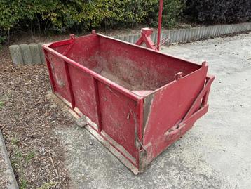 Schepbak traktor beschikbaar voor biedingen