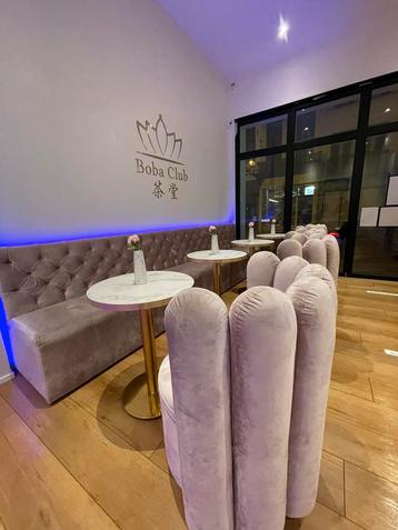 Loungebank, zitfateuils, ronde marmer gouden tafels beschikbaar voor biedingen