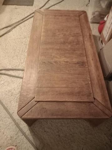 Houten salontafel beschikbaar voor biedingen
