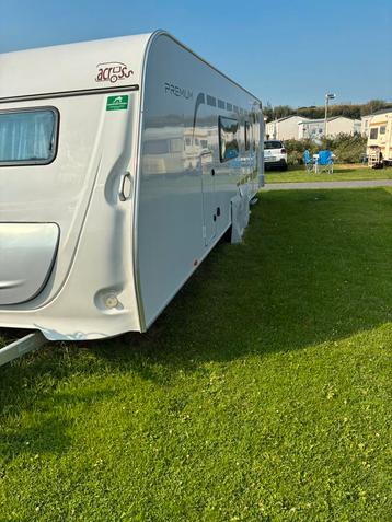 Mooie grote trekcaravan te koop beschikbaar voor biedingen