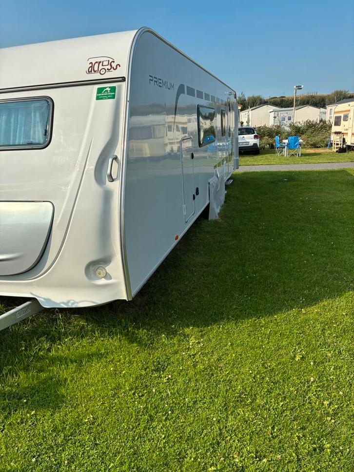 Mooie grote trekcaravan te koop, Caravans en Kamperen, Caravans, Particulier, tot en met 6, 1500 - 2000 kg, Standaardzit, 2 aparte bedden