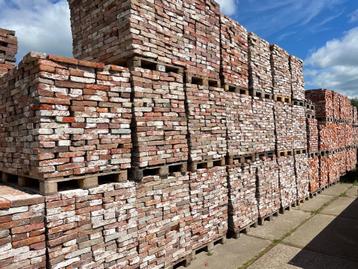 Partijen rode antieke Spaanse steen van ongeveer 25x5x12.5cm beschikbaar voor biedingen