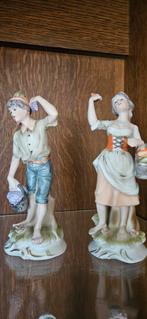 Koppeltje in biscuit met fruitmand., Antiek en Kunst, Ophalen