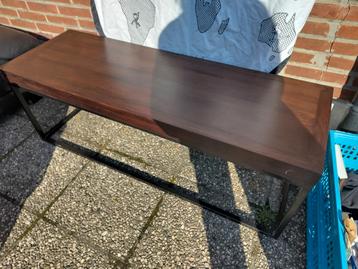 Industriële salontafel met houten blad en zwarte frame beschikbaar voor biedingen