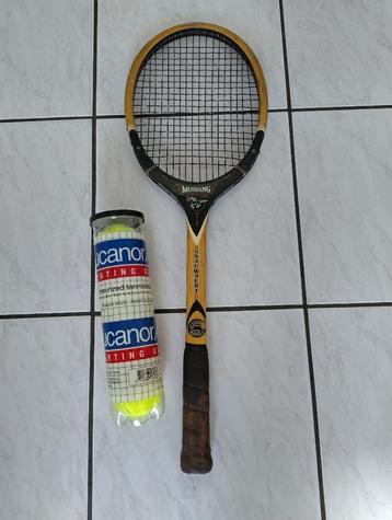 Tennisracket met tennisballen beschikbaar voor biedingen