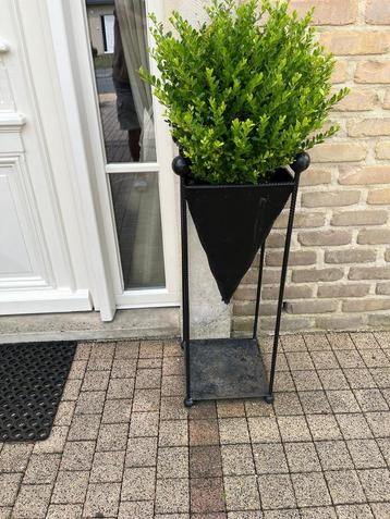 Smeedijzeren zwarte decoratieve plantenbakken gratis plant beschikbaar voor biedingen