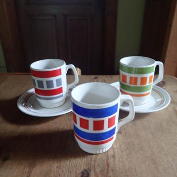 Vrolijk trio vintage hoge mokjes van Boch delta beschikbaar voor biedingen
