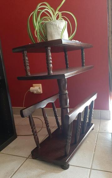 Rustieke massief houten krantenhouder beschikbaar voor biedingen