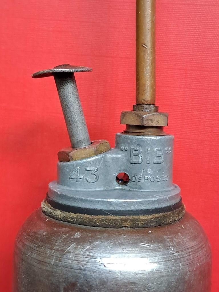 Burette à huile BIB Oil de Bagnolet (Vintage 1950 ), Antiquités & Art, Antiquités | Outils & Instruments, Enlèvement ou Envoi