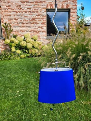 Lampe suspendue en verre bleu disponible aux enchères