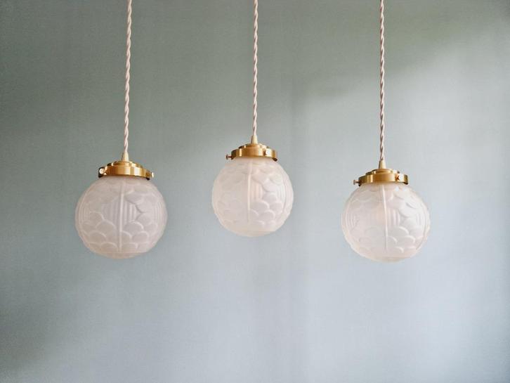 Art Deco hanglamp van gesatineerd glas (3 beschikbaar), Antiek en Kunst, Antiek | Verlichting, Ophalen of Verzenden