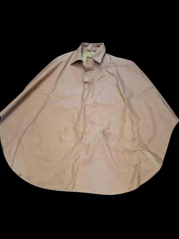 oude groene legerponcho, jaren 60 beschikbaar voor biedingen
