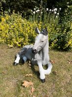 Poulain couché dans le jardin, sur la pelouse, écurie, 65cm, Enlèvement, Neuf, Synthétique, Animal