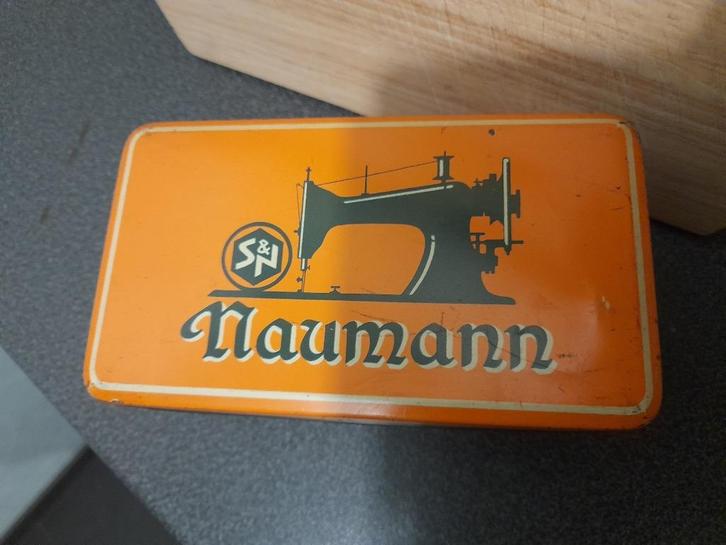 boîte en fer blanc ancienne, « Naumann », machine à coudre, Collections, Boîte en métal, Utilisé, Autre, Autres marques, Enlèvement ou Envoi