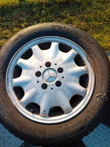 Verschillende Mercedes velgen met banden beschikbaar voor biedingen