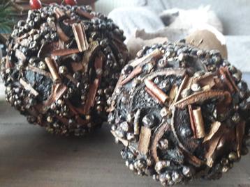 Set met 2 handgemaakte decoratiebollen beschikbaar voor biedingen