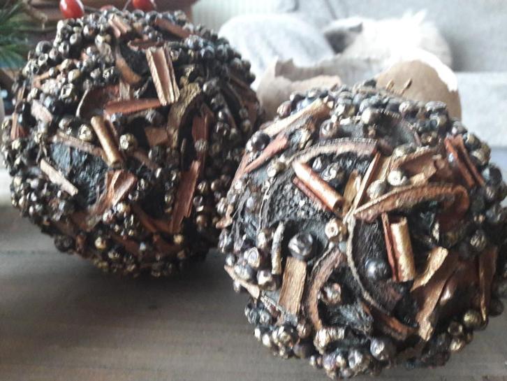 Set met 2 handgemaakte decoratiebollen, Diversen, Kerst, Nieuw, Ophalen of Verzenden