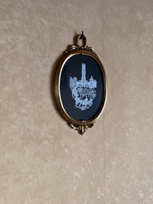 Souvenir Brugge – kantwerk in baroklijst, Handtassen en Accessoires, Kettinghangers, Zo goed als nieuw, Ophalen