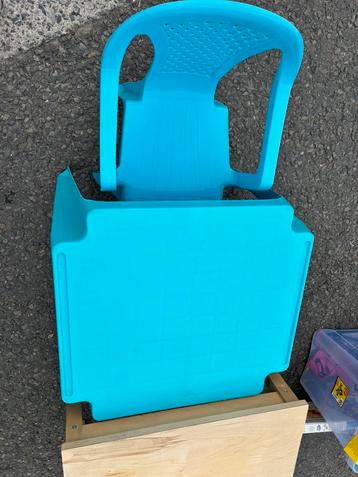 Table et chaise pour enfant en plastique beschikbaar voor biedingen