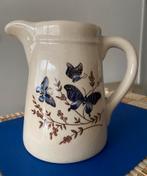 Joli PICHET ÉMAILLÉ EN GRÈS VINTAGE - motif papillons, Enlèvement ou Envoi