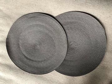 17 grijze placemats  beschikbaar voor biedingen