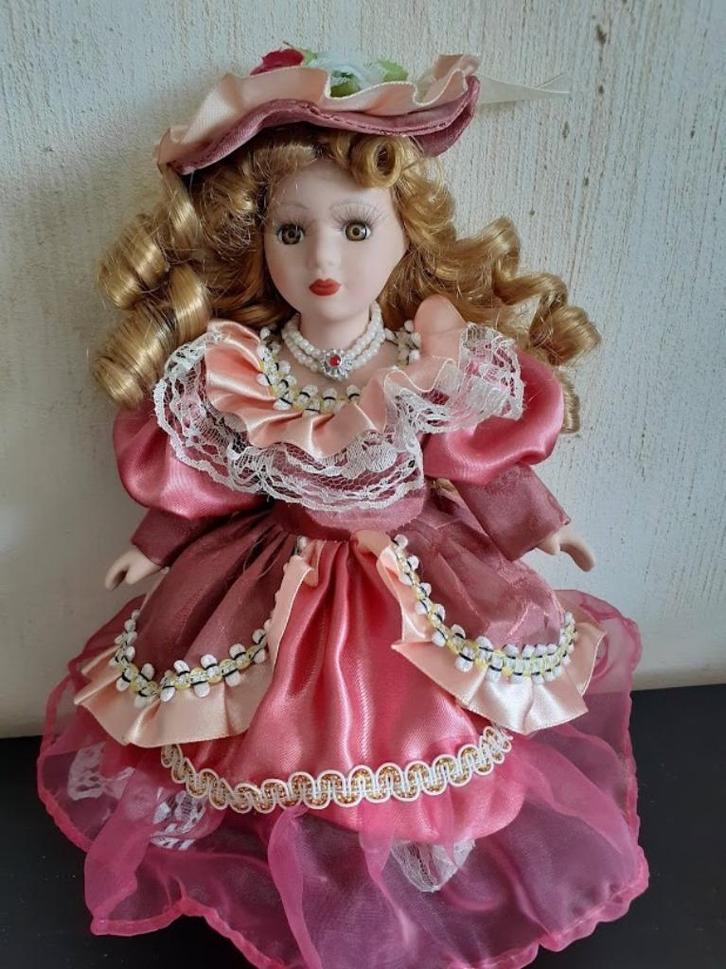 5 PORSELEINEN POPPEN - aparte verkoop mogelijk !!!, Verzamelen, Poppen, Zo goed als nieuw, Pop, Ophalen