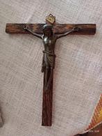 Oud kruisbeeld, kruisbeeld, hout en Christusmetaal, Antiek en Kunst, Antiek | Religieuze voorwerpen, Ophalen of Verzenden
