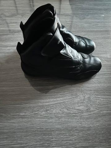 Vend chaussures homme  disponible aux enchères