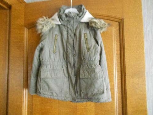 warme winterjas donker kaki met kap mt 110, Kinderen en Baby's, Kinderkleding | Maat 110, Gebruikt, Meisje, Jas, Ophalen of Verzenden
