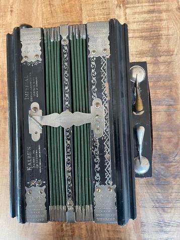 Antieke accordeon beschikbaar voor biedingen