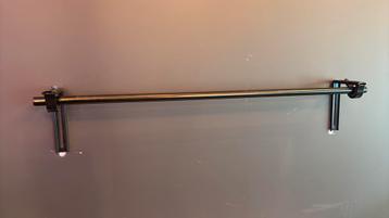 Zwart metalen handoekhanger beschikbaar voor biedingen