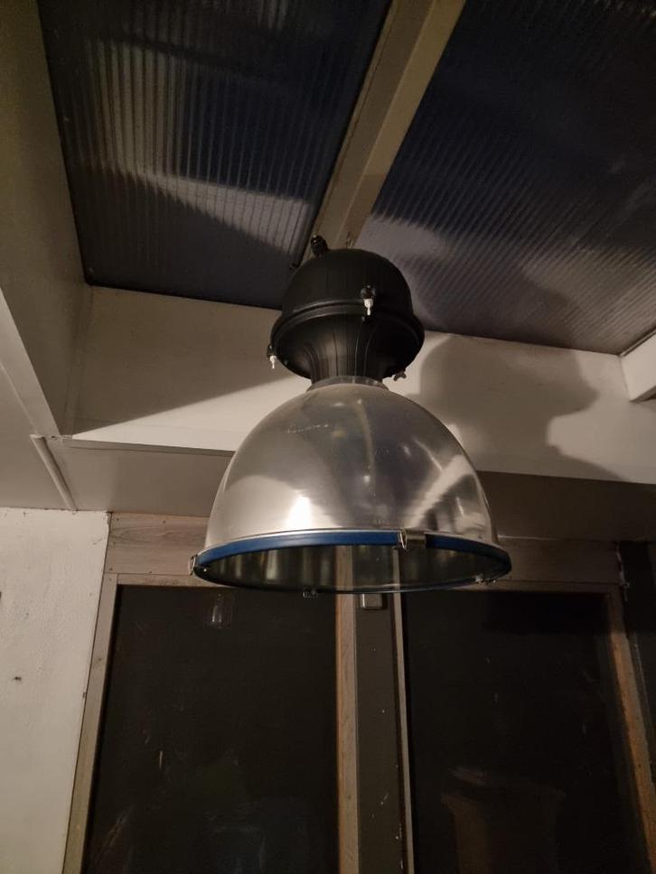 Industriële Hanglamp – Metalen Kap & Gegoten Gietijzer, Huis en Inrichting, Lampen | Hanglampen, Gebruikt, 50 tot 75 cm, Ophalen