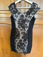 Zwarte jurk AMISU - kanten bloemendetail - T38, Kleding | Dames, Ophalen of Verzenden, Zo goed als nieuw, Maat 42/44 (L), Zwart