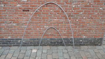 Beugels voor kleine serre.  beschikbaar voor biedingen