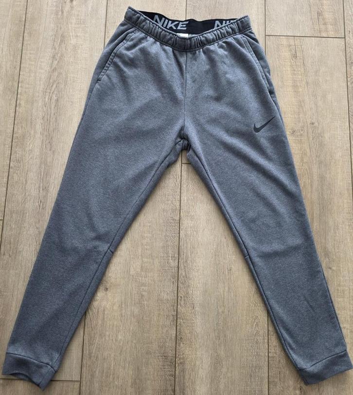Nike Dri-fit trainingsbroek grijs maat L, Kleding | Heren, Sportkleding, Zo goed als nieuw, Fitness, Maat 52/54 (L), Grijs, Ophalen of Verzenden