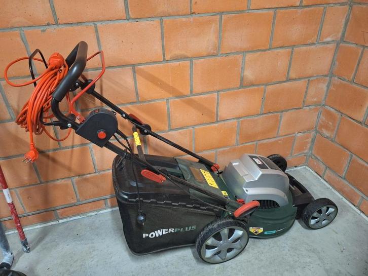 Zelftrekkende grasmaaier Powerplus POWPG10260, Tuin en Terras, Grasmaaiers, Zo goed als nieuw, Elektrische grasmaaier, 40 t/m 49 cm